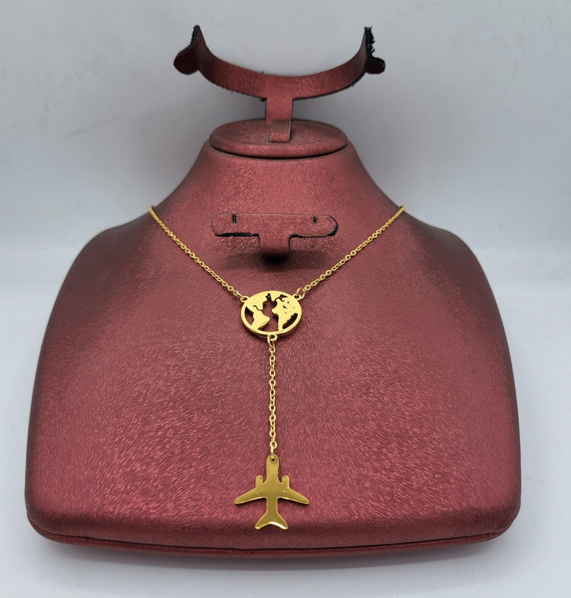 une chaine avec un pendentif avion
